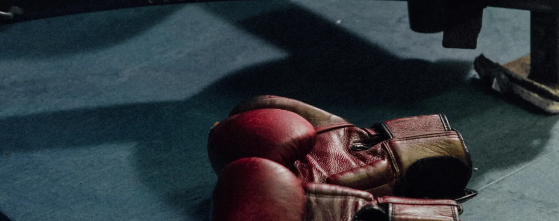 Rote Boxhandschuhe im Trainingsraum